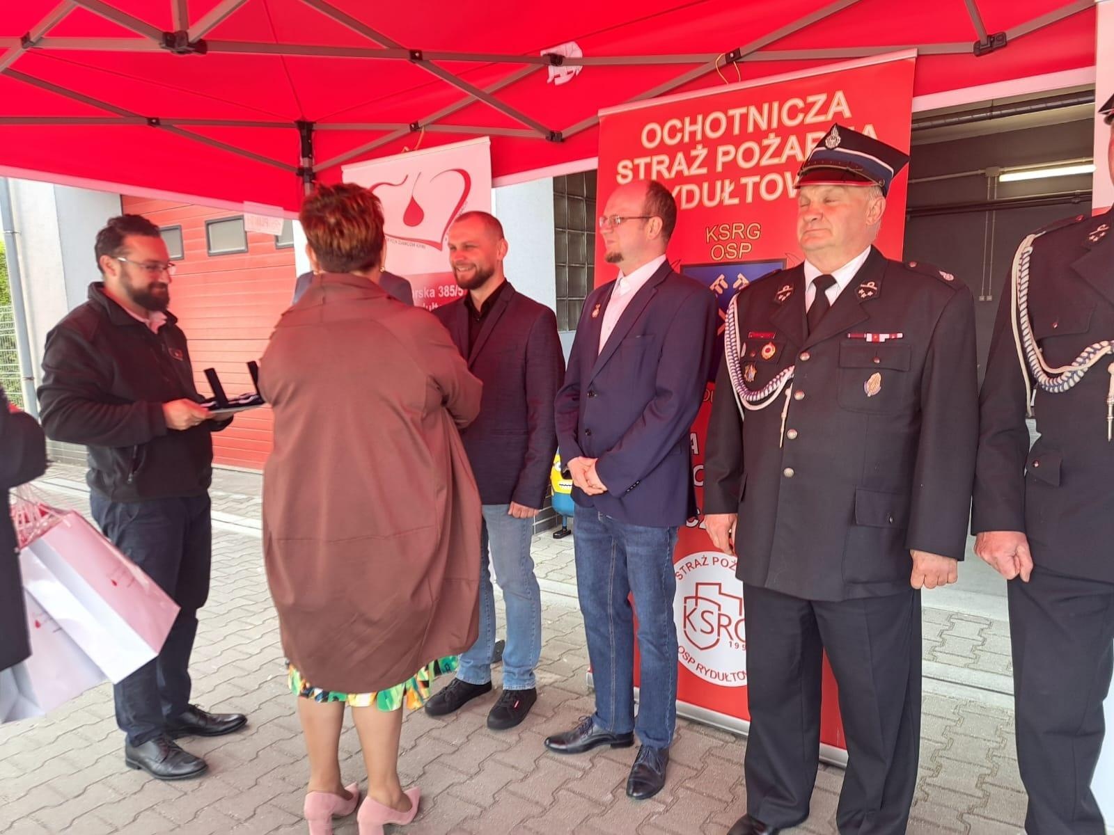 Zdjęcie w galerii na portalu naszwodzislaw.com: II Mundurowa Kropla Krwi w Rydułtowach. Honorowi dawcy odznaczeni [FOTO] wiadomości z regionu