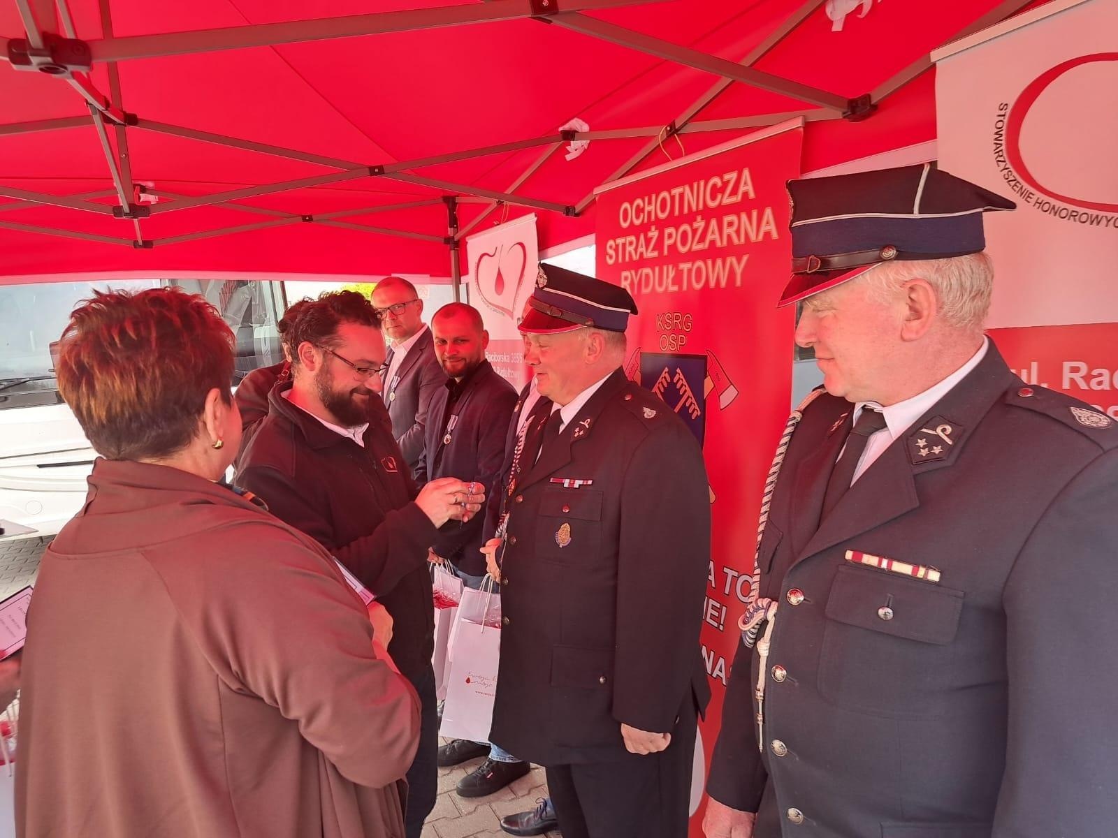 Zdjęcie w galerii na portalu naszwodzislaw.com: II Mundurowa Kropla Krwi w Rydułtowach. Honorowi dawcy odznaczeni [FOTO] wiadomości z regionu
