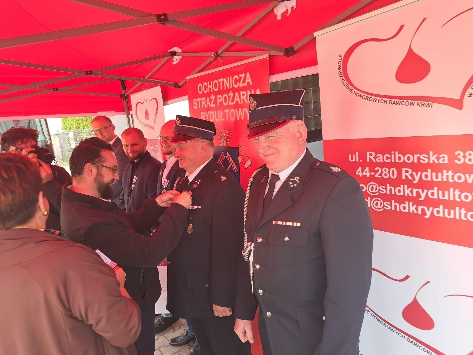 Zdjęcie w galerii na portalu naszwodzislaw.com: II Mundurowa Kropla Krwi w Rydułtowach. Honorowi dawcy odznaczeni [FOTO] wiadomości z regionu