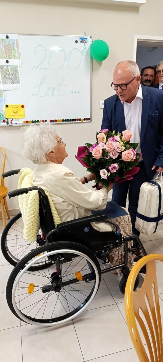 Zdjęcie w galerii na portalu naszwodzislaw.com: Ma 100 lat i surfuje po necie. Niecodzienna uroczystość w gorzyckim DPS wiadomości z regionu