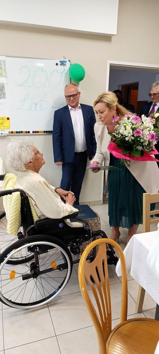 Zdjęcie w galerii na portalu naszwodzislaw.com: Ma 100 lat i surfuje po necie. Niecodzienna uroczystość w gorzyckim DPS wiadomości z regionu