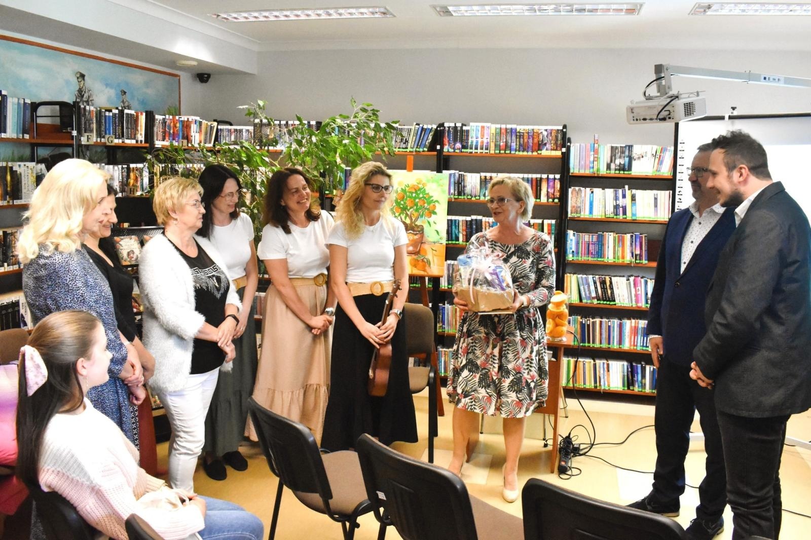 Zdjęcie w galerii na portalu naszwodzislaw.com: Biblioteka w Godowie świętowała z Weroniką Tomalą wiadomości z regionu