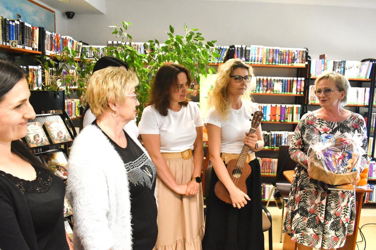 Zdjęcie w galerii na portalu naszwodzislaw.com: Biblioteka w Godowie świętowała z Weroniką Tomalą wiadomości z regionu