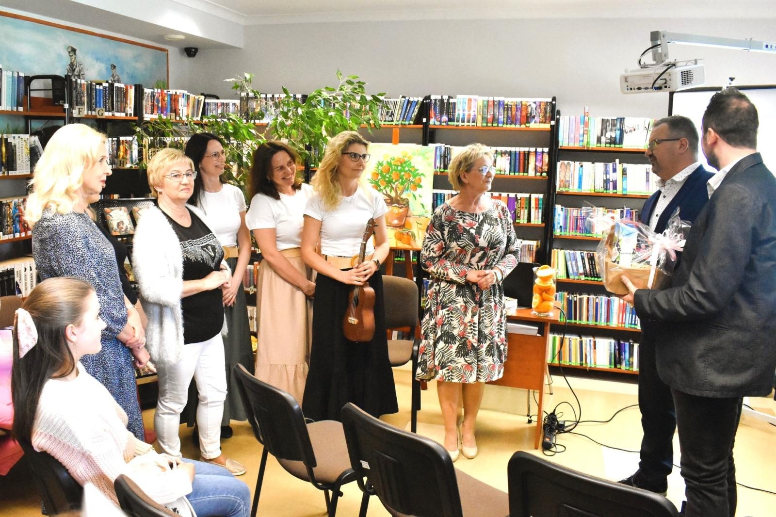 Zdjęcie w galerii na portalu naszwodzislaw.com: Biblioteka w Godowie świętowała z Weroniką Tomalą wiadomości z regionu