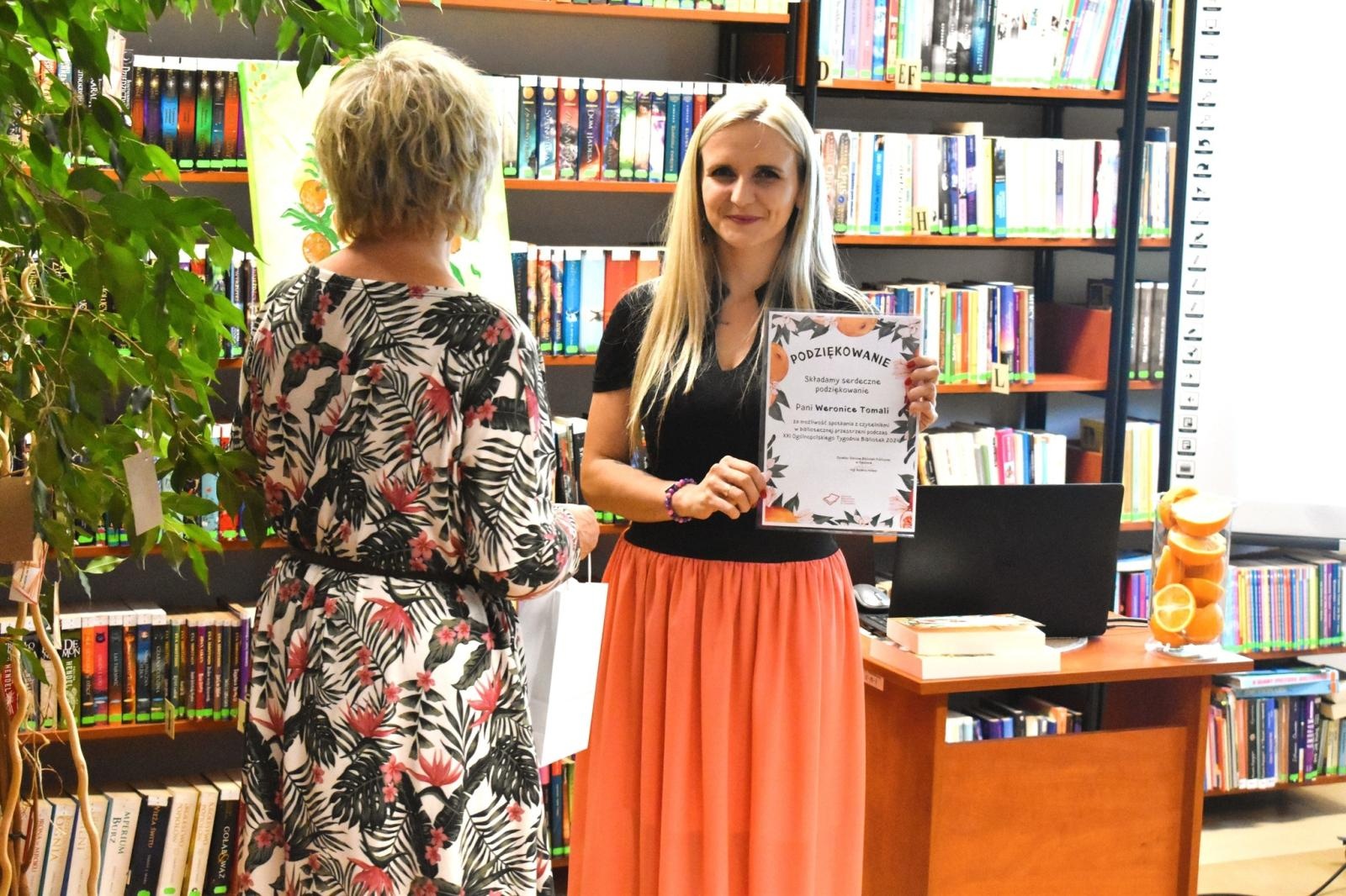 Zdjęcie w galerii na portalu naszwodzislaw.com: Biblioteka w Godowie świętowała z Weroniką Tomalą wiadomości z regionu