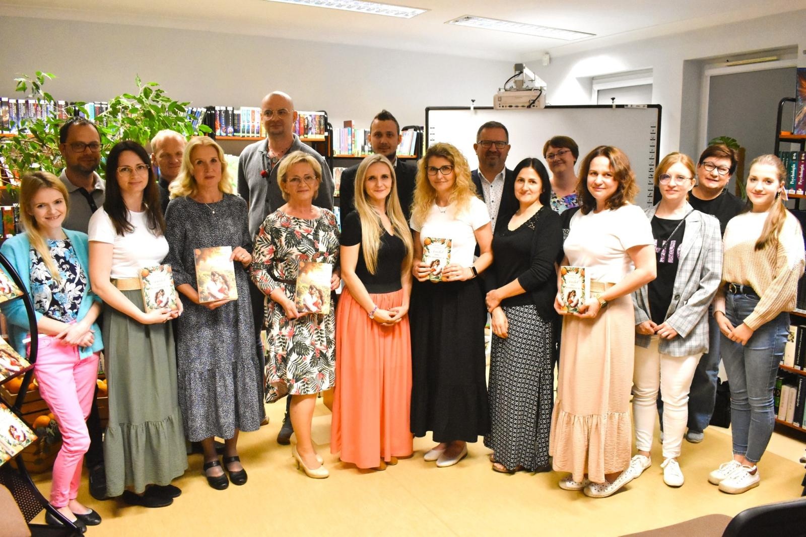 Zdjęcie w galerii na portalu naszwodzislaw.com: Biblioteka w Godowie świętowała z Weroniką Tomalą wiadomości z regionu