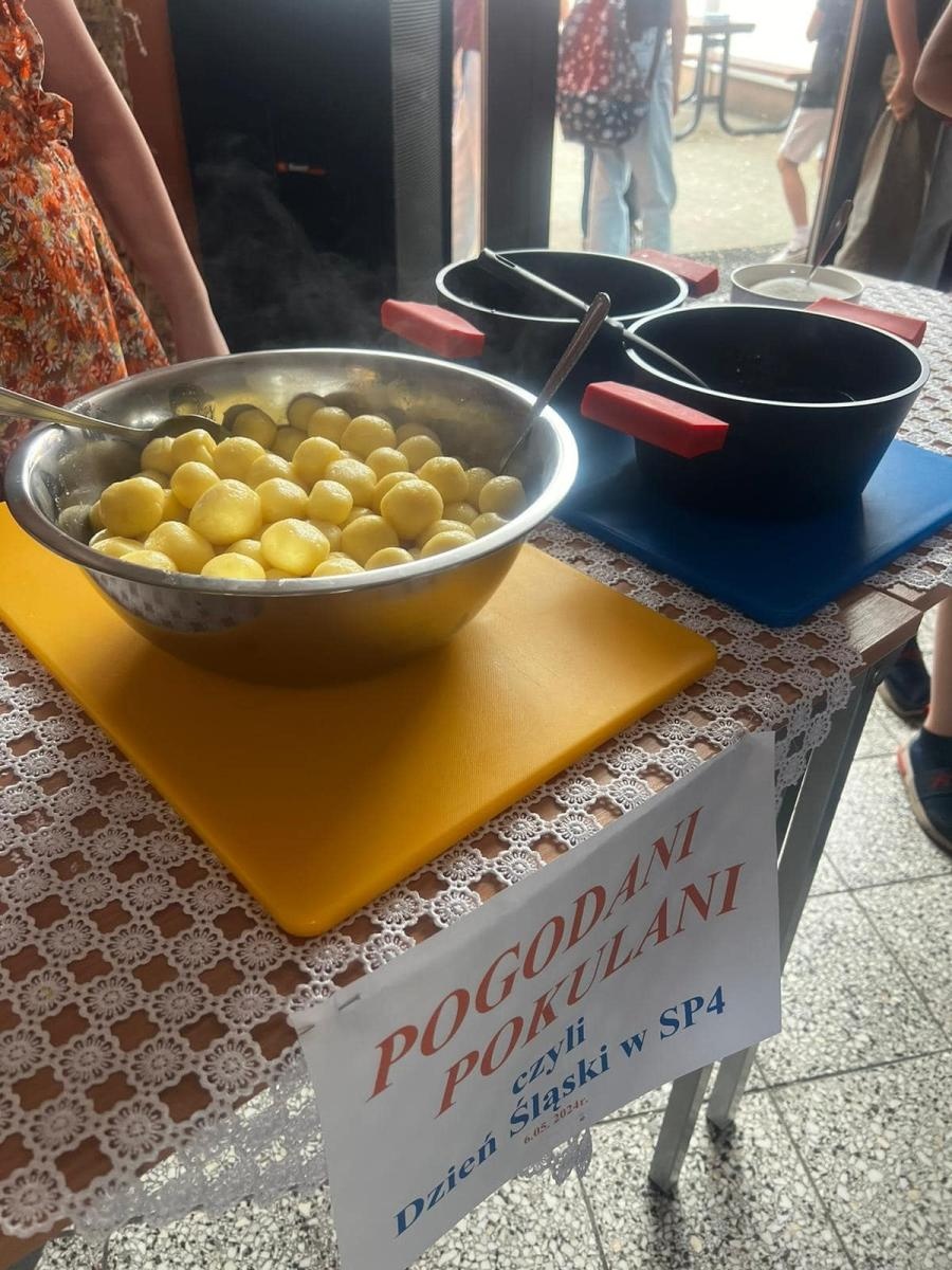 Zdjęcie w galerii na portalu naszwodzislaw.com: Obchody Dnia Śląskiego w SP 4 w Rydułtowach [FOTO] wiadomości z regionu