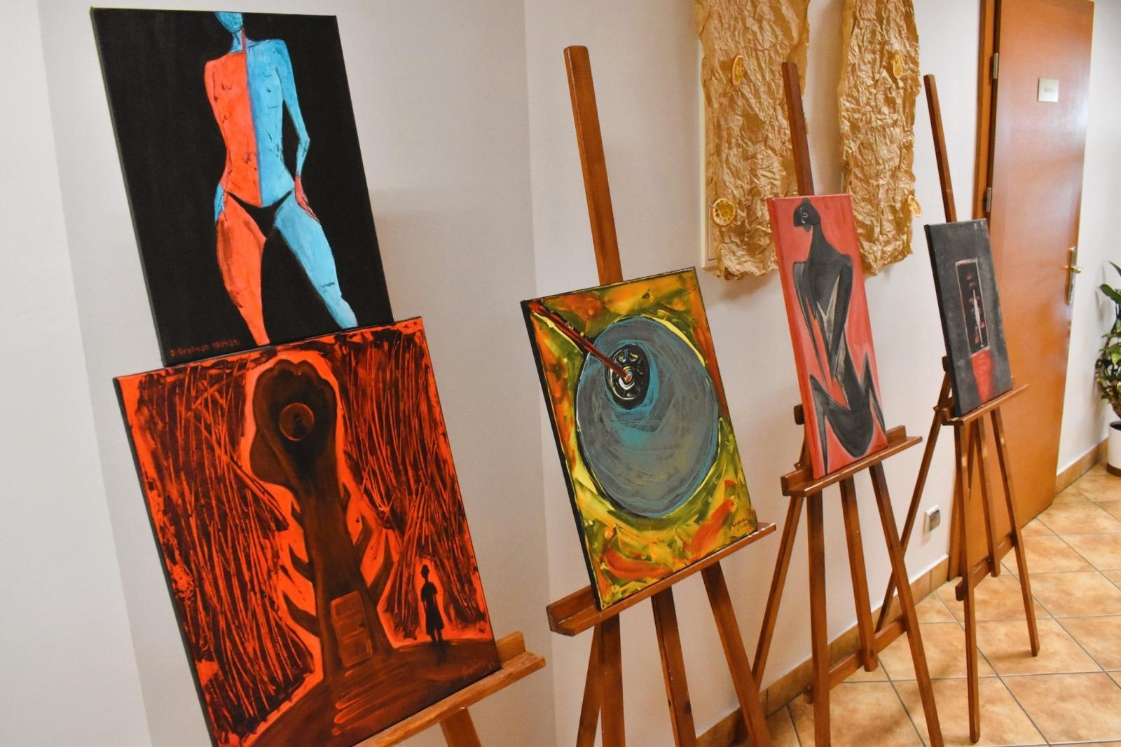 Zdjęcie w galerii na portalu naszwodzislaw.com: Siedem kolorów pryzmatu. Godowska książnica zaprasza na wystawę Szymona Grębosza wiadomości z regionu