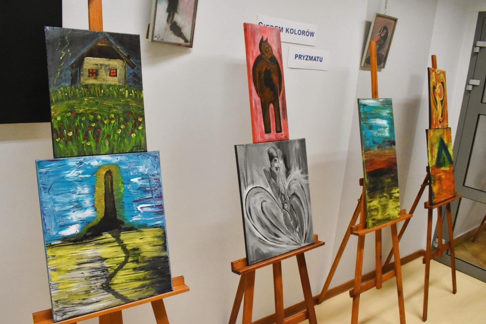 Zdjęcie w galerii na portalu naszwodzislaw.com: Siedem kolorów pryzmatu. Godowska książnica zaprasza na wystawę Szymona Grębosza wiadomości z regionu