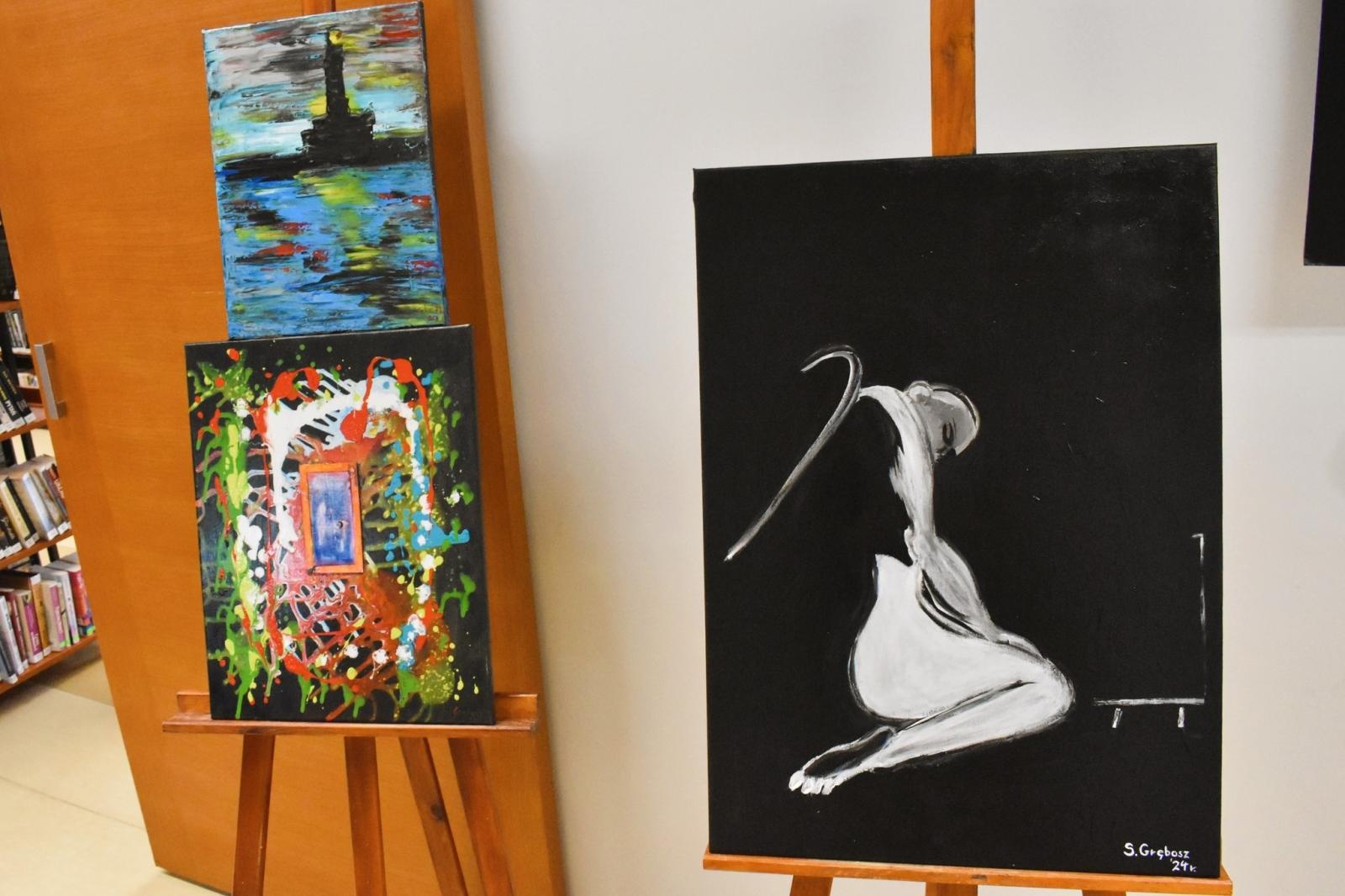 Zdjęcie w galerii na portalu naszwodzislaw.com: Siedem kolorów pryzmatu. Godowska książnica zaprasza na wystawę Szymona Grębosza wiadomości z regionu