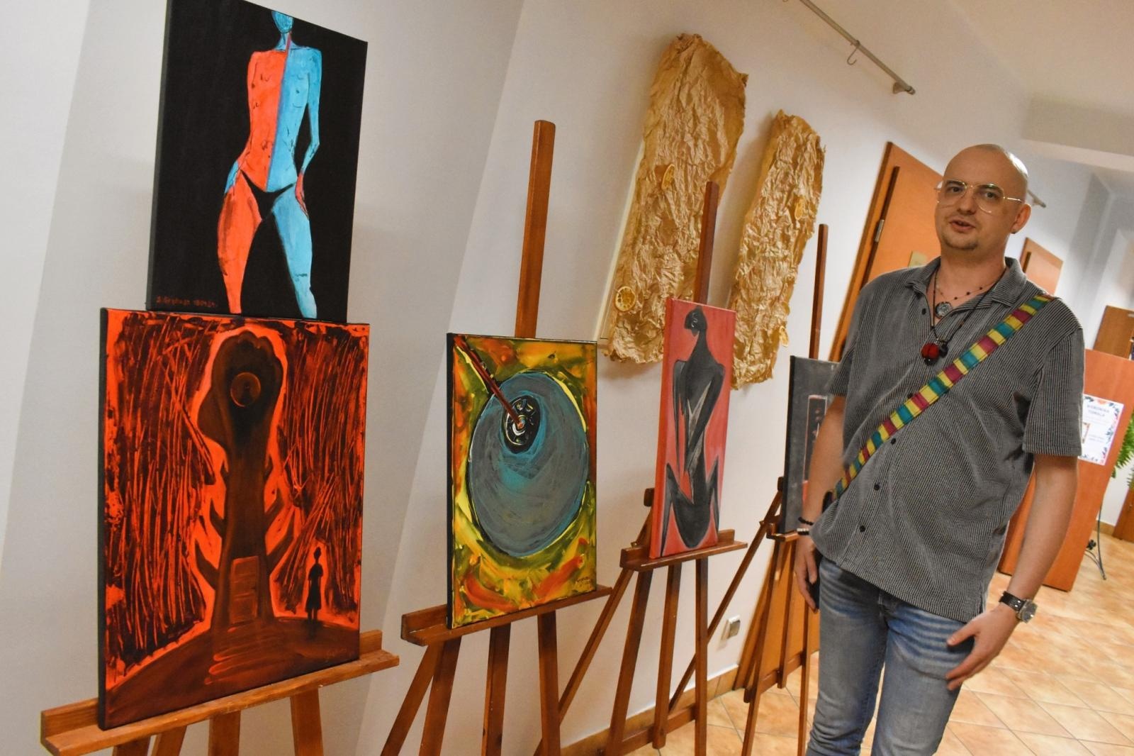 Zdjęcie w galerii na portalu naszwodzislaw.com: Siedem kolorów pryzmatu. Godowska książnica zaprasza na wystawę Szymona Grębosza wiadomości z regionu