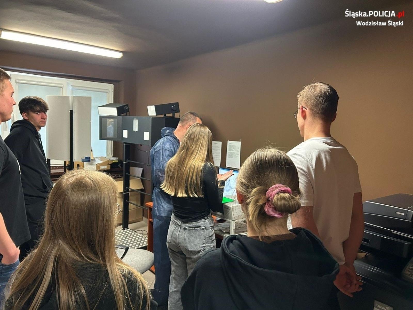 Zdjęcie w galerii na portalu naszwodzislaw.com: Studenci z Raciborza w wodzisławskiej komendzie wiadomości z regionu
