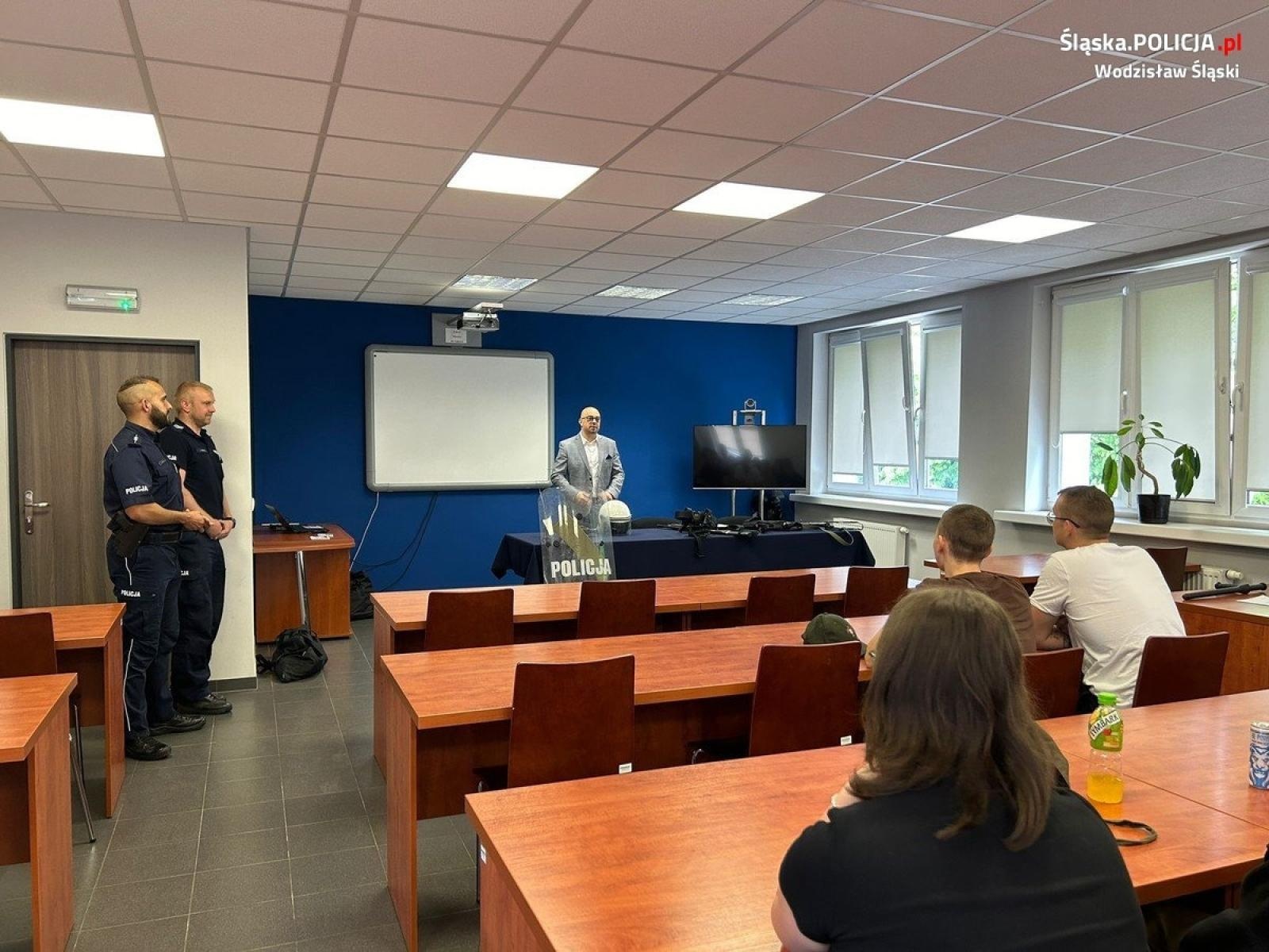 Zdjęcie w galerii na portalu naszwodzislaw.com: Studenci z Raciborza w wodzisławskiej komendzie wiadomości z regionu