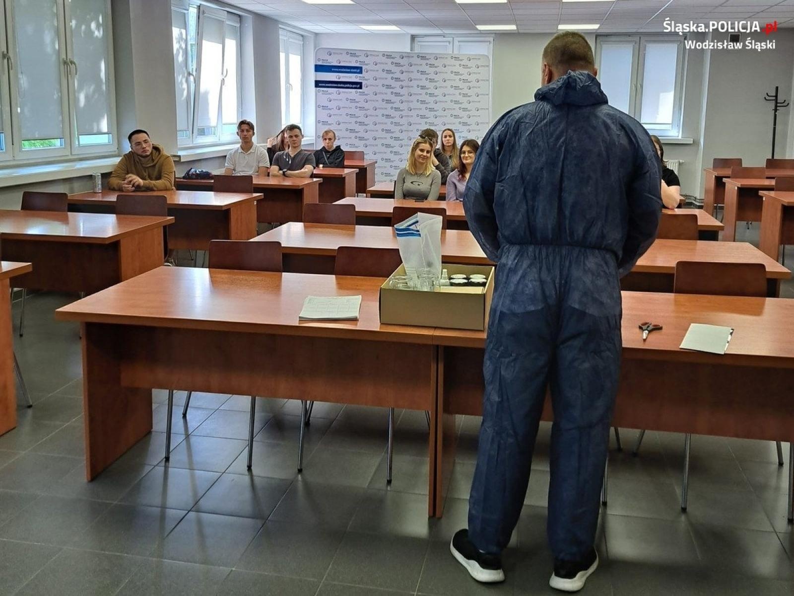 Zdjęcie w galerii na portalu naszwodzislaw.com: Studenci z Raciborza w wodzisławskiej komendzie wiadomości z regionu