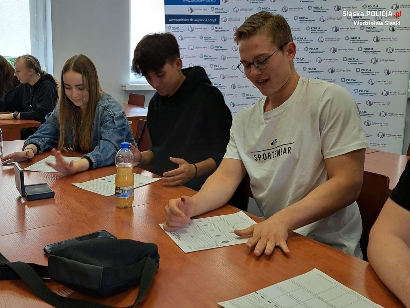 Zdjęcie w galerii na portalu naszwodzislaw.com: Studenci z Raciborza w wodzisławskiej komendzie wiadomości z regionu