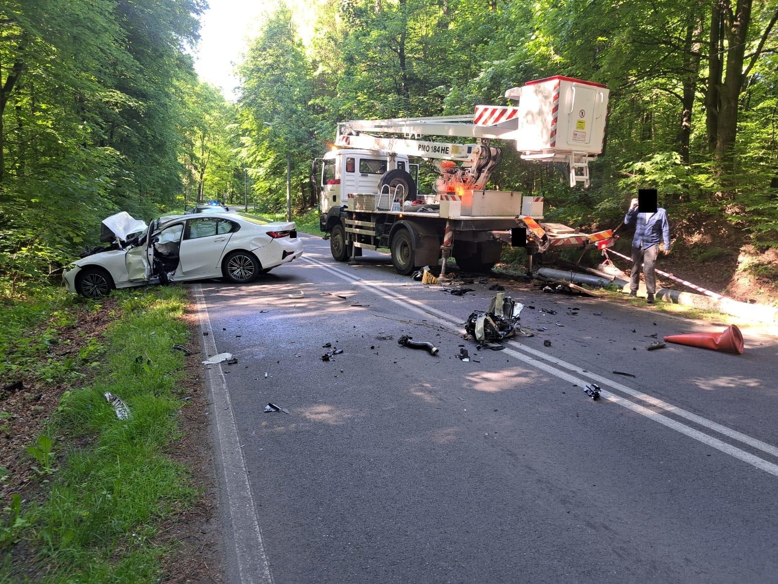 Zdjęcie w galerii na portalu naszwodzislaw.com: Groźne zdarzenie na Grodzisku. 32-latek z BMW przeszarżował i wjechał w zwyżkę [FOTO] wiadomości z regionu