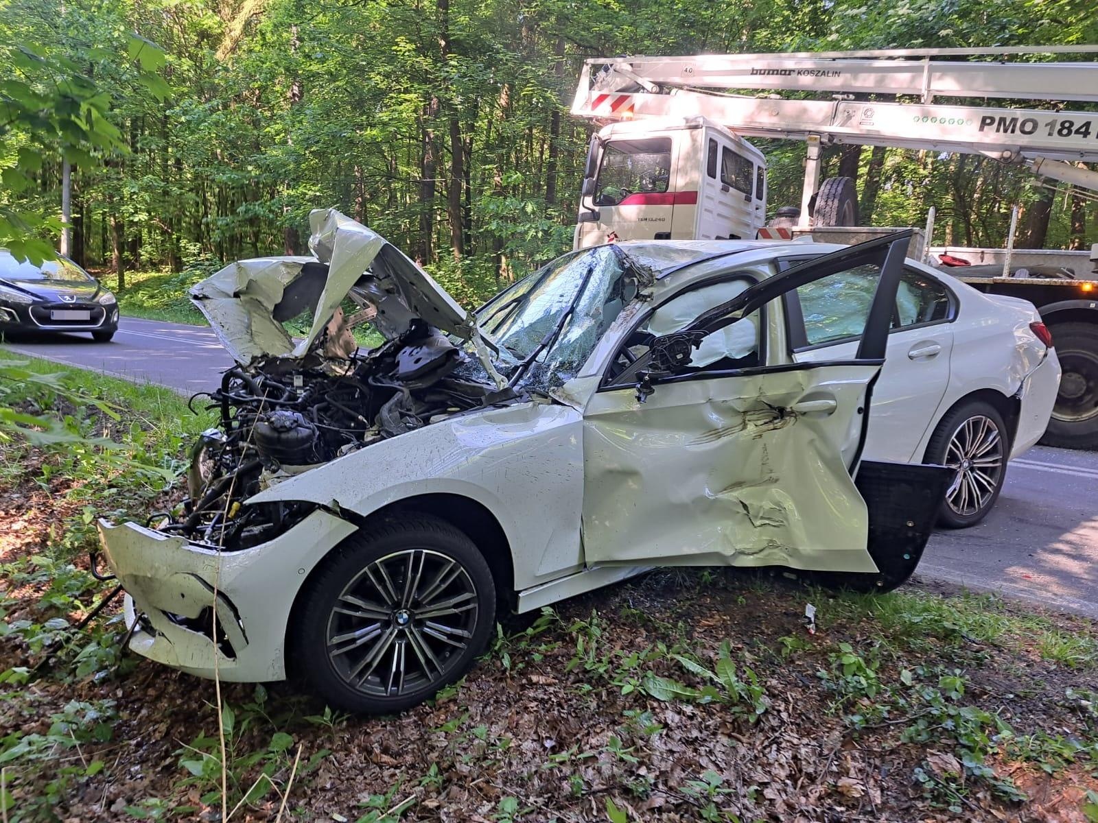 Zdjęcie w galerii na portalu naszwodzislaw.com: Groźne zdarzenie na Grodzisku. 32-latek z BMW przeszarżował i wjechał w zwyżkę [FOTO] wiadomości z regionu