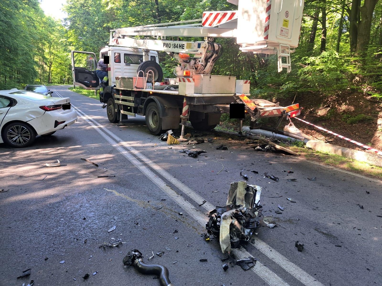 Zdjęcie w galerii na portalu naszwodzislaw.com: Groźne zdarzenie na Grodzisku. 32-latek z BMW przeszarżował i wjechał w zwyżkę [FOTO] wiadomości z regionu
