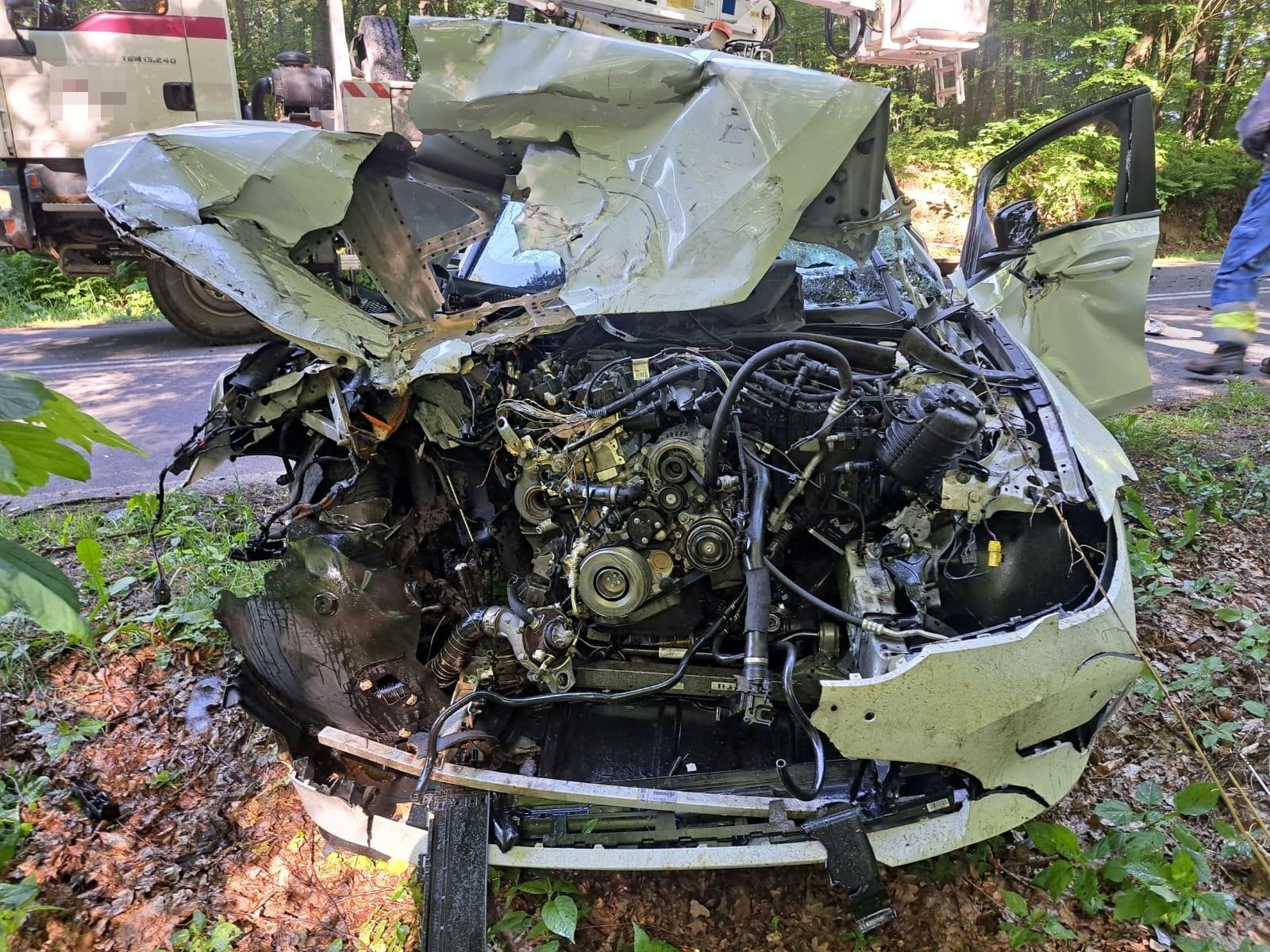 Zdjęcie w galerii na portalu naszwodzislaw.com: Groźne zdarzenie na Grodzisku. 32-latek z BMW przeszarżował i wjechał w zwyżkę [FOTO] wiadomości z regionu
