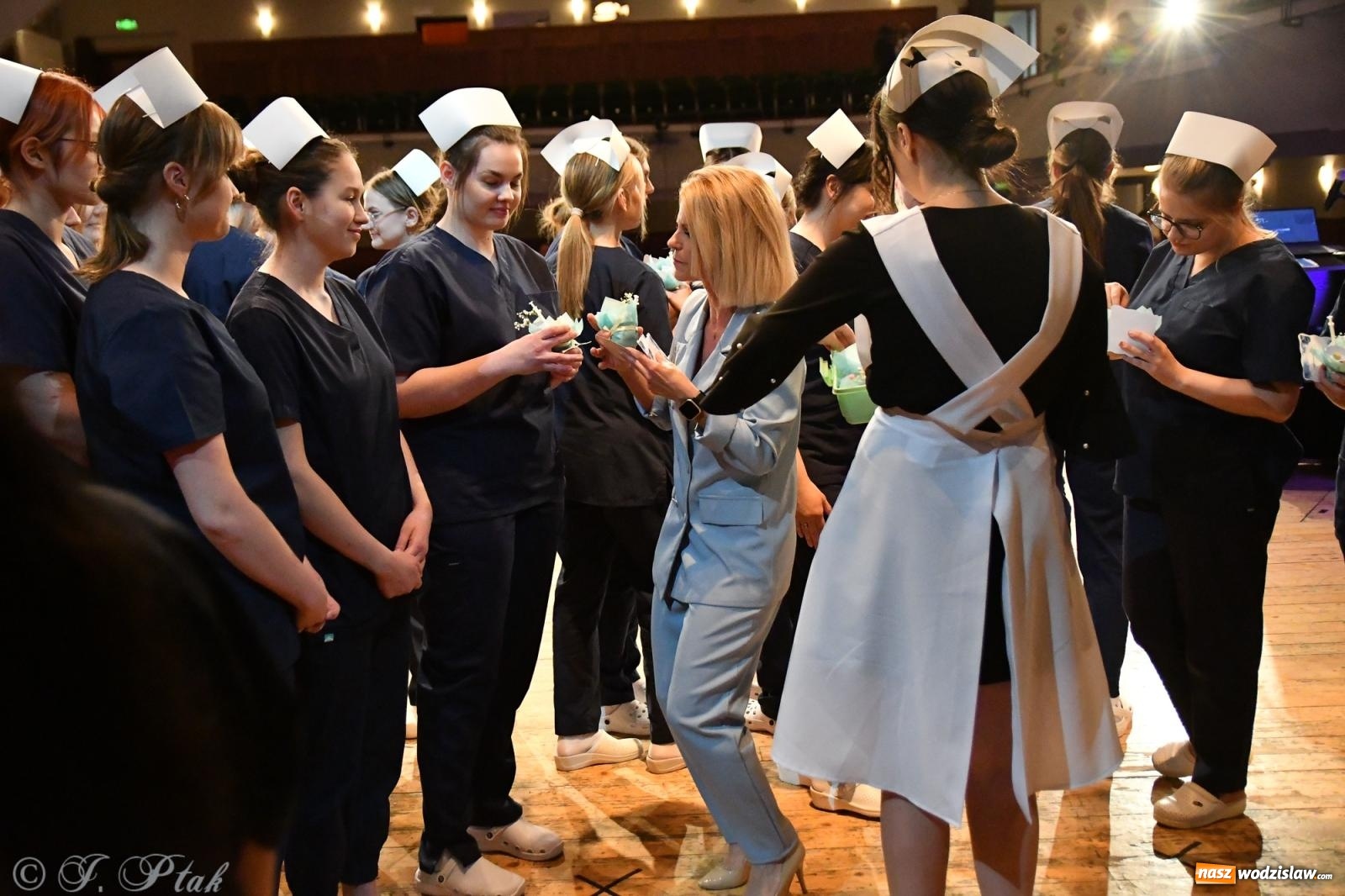 Zdjęcie w galerii na portalu naszwodzislaw.com: Pierwszy stopień wtajemniczenia. Czepkowanie w raciborskiej ANS [FOTO i WIDEO] wiadomości z regionu