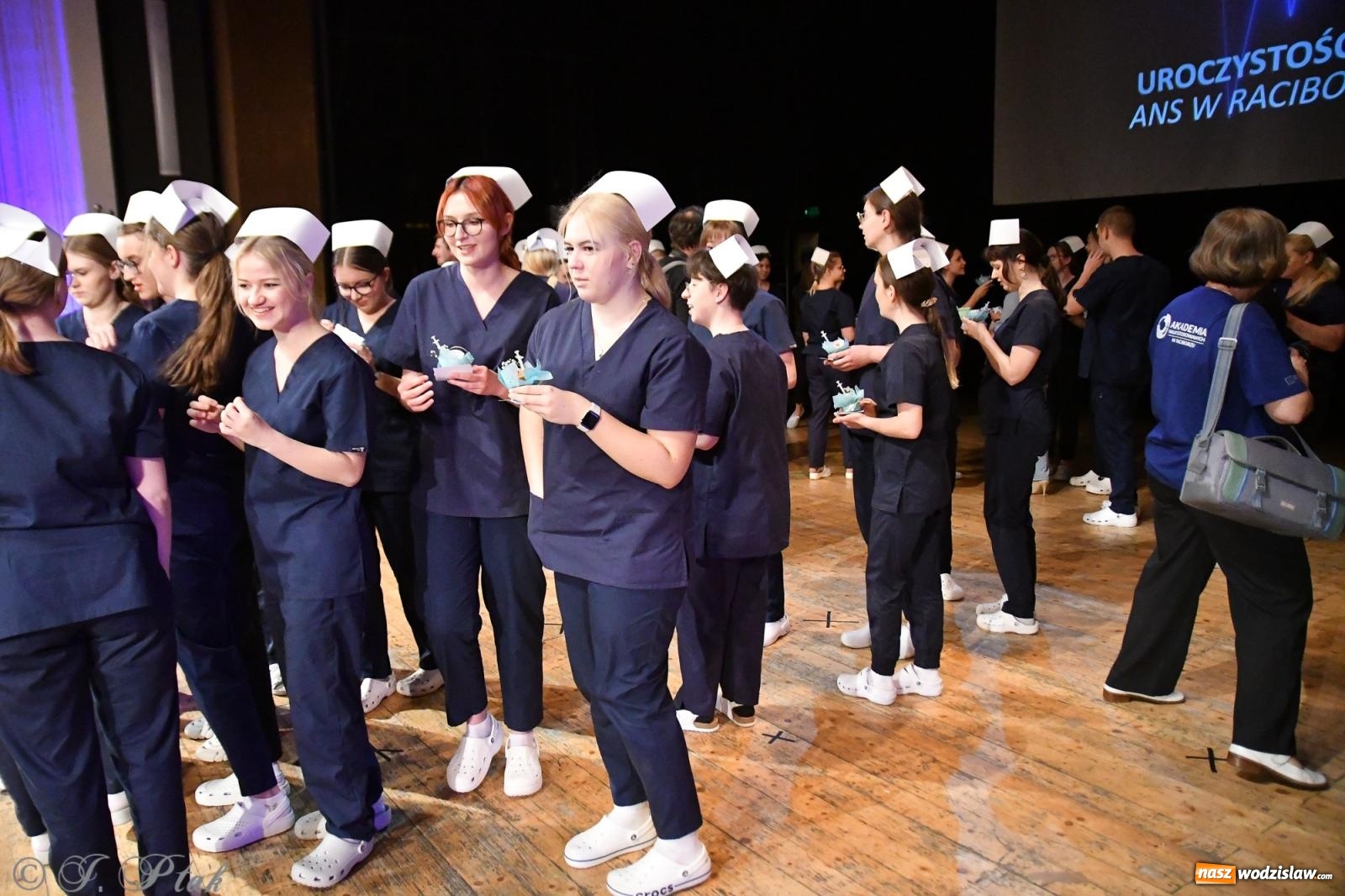 Zdjęcie w galerii na portalu naszwodzislaw.com: Pierwszy stopień wtajemniczenia. Czepkowanie w raciborskiej ANS [FOTO i WIDEO] wiadomości z regionu