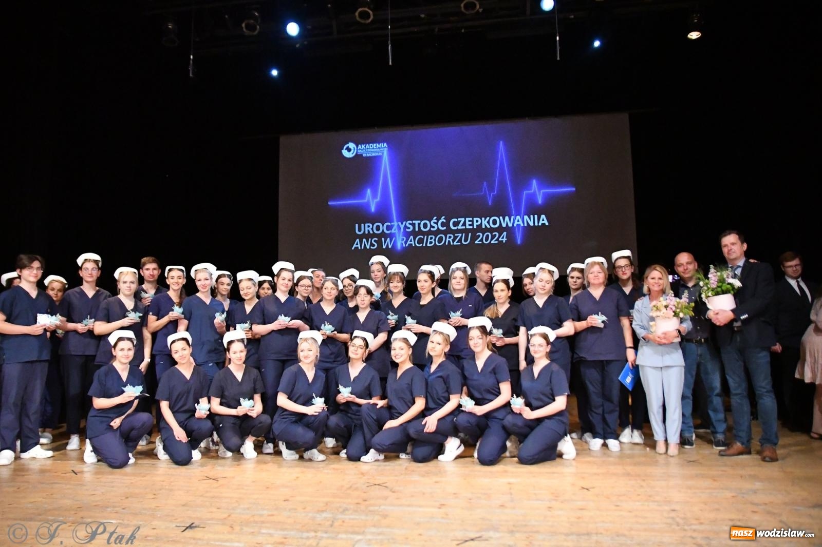 Zdjęcie w galerii na portalu naszwodzislaw.com: Pierwszy stopień wtajemniczenia. Czepkowanie w raciborskiej ANS [FOTO i WIDEO] wiadomości z regionu