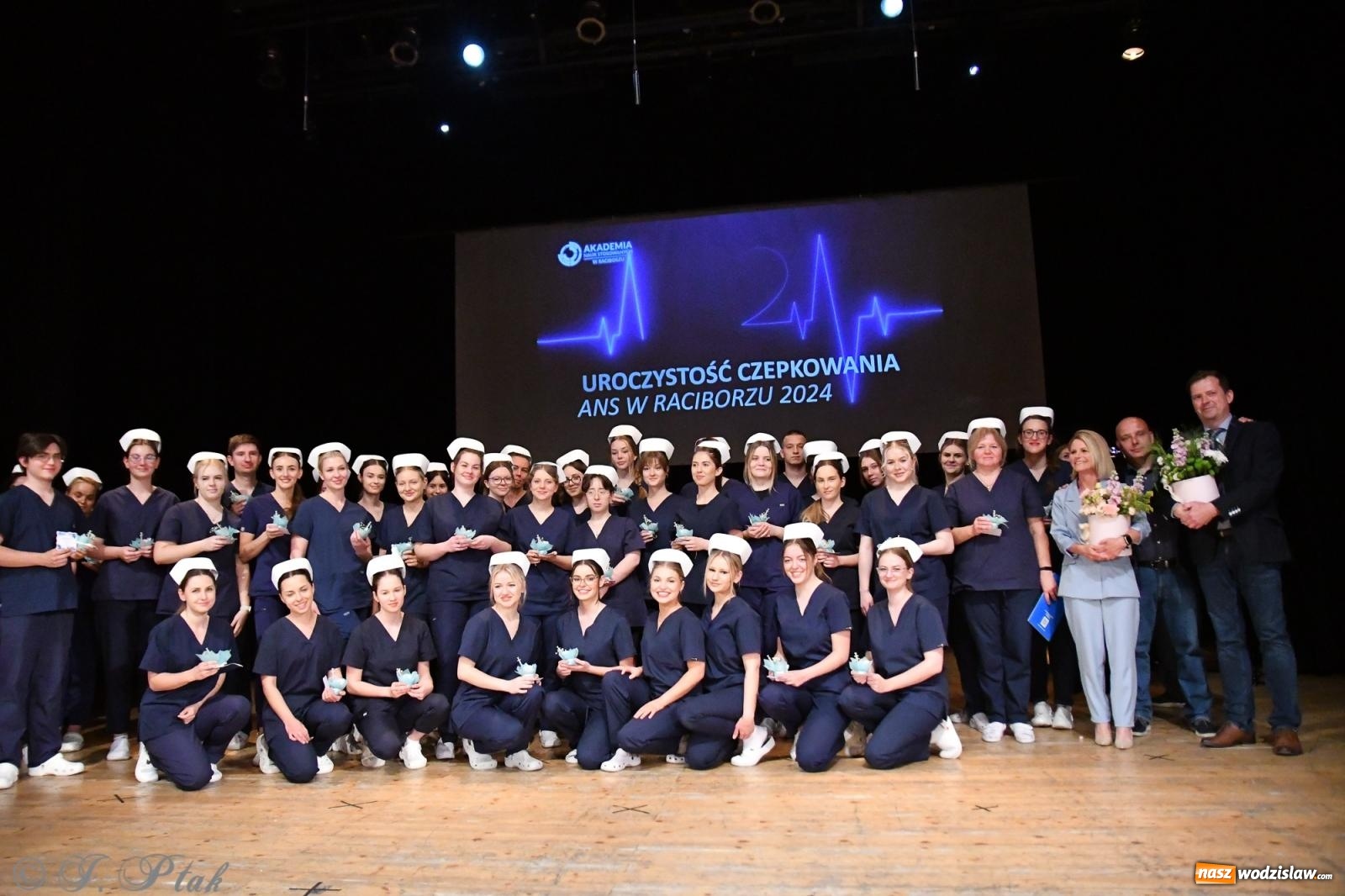 Zdjęcie w galerii na portalu naszwodzislaw.com: Pierwszy stopień wtajemniczenia. Czepkowanie w raciborskiej ANS [FOTO i WIDEO] wiadomości z regionu