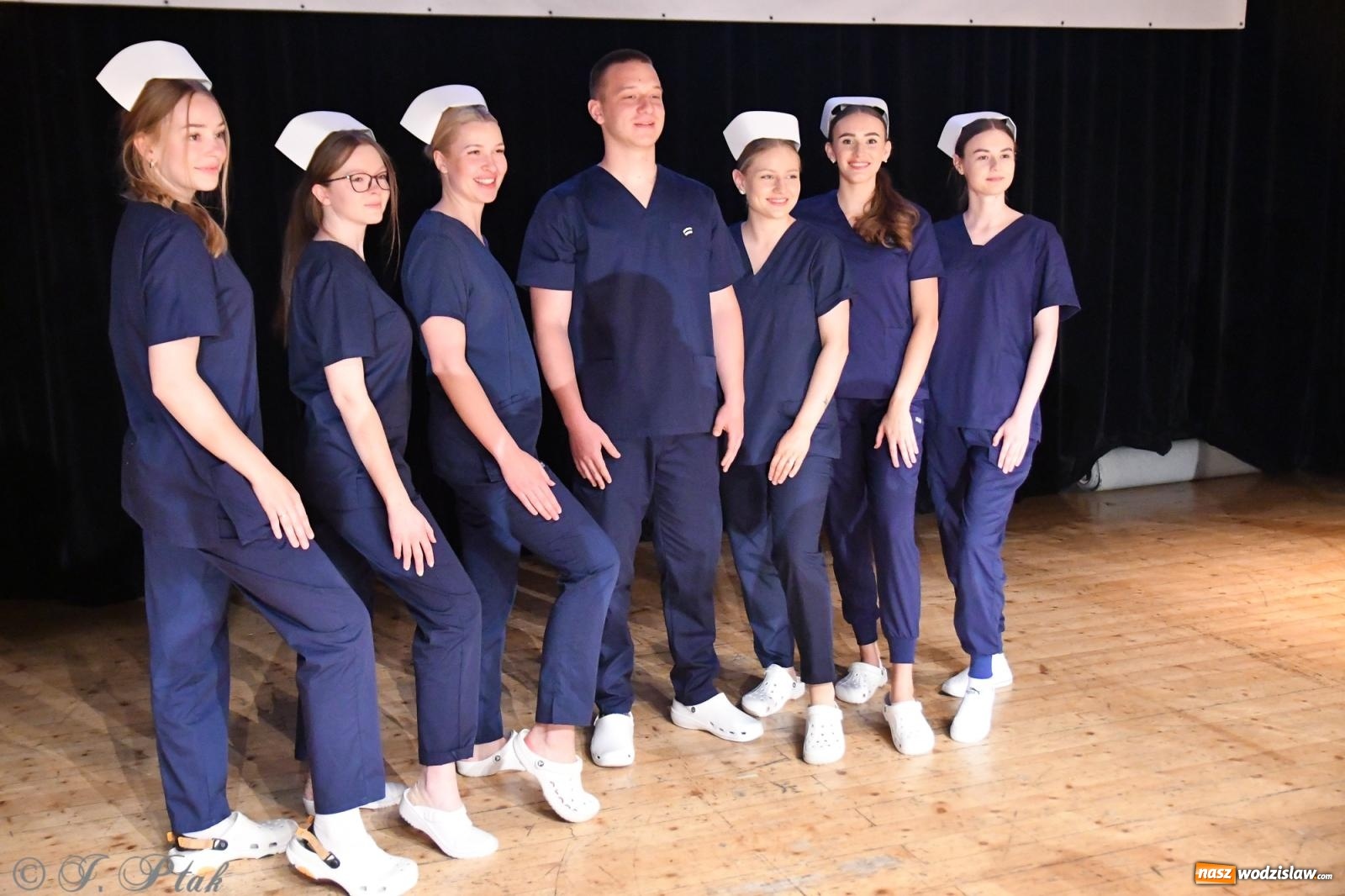 Zdjęcie w galerii na portalu naszwodzislaw.com: Pierwszy stopień wtajemniczenia. Czepkowanie w raciborskiej ANS [FOTO i WIDEO] wiadomości z regionu