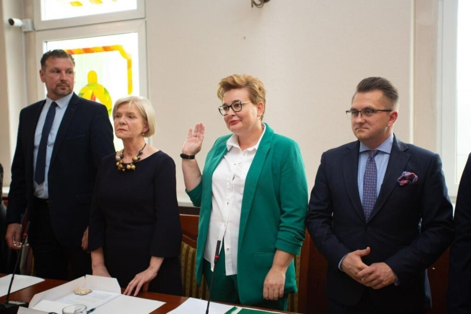 Zdjęcie w galerii na portalu naszwodzislaw.com: Po pierwszej sesji Rady Miasta Radlin. Agata Strójwąs przewodniczącą [FOTO i WIDEO] wiadomości z regionu