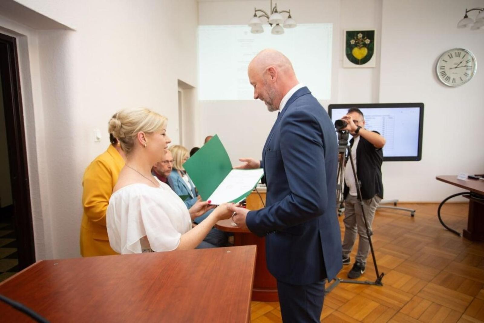 Zdjęcie w galerii na portalu naszwodzislaw.com: Po pierwszej sesji Rady Miasta Radlin. Agata Strójwąs przewodniczącą [FOTO i WIDEO] wiadomości z regionu