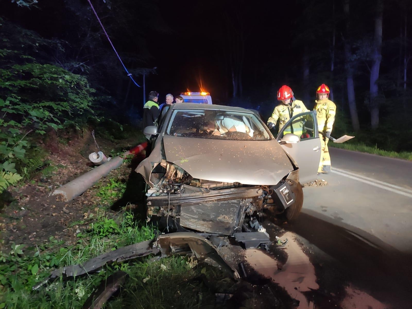 Zdjęcie w galerii na portalu naszwodzislaw.com: Stracił panowanie nad pojazdem i uderzył w latarnię wiadomości z regionu