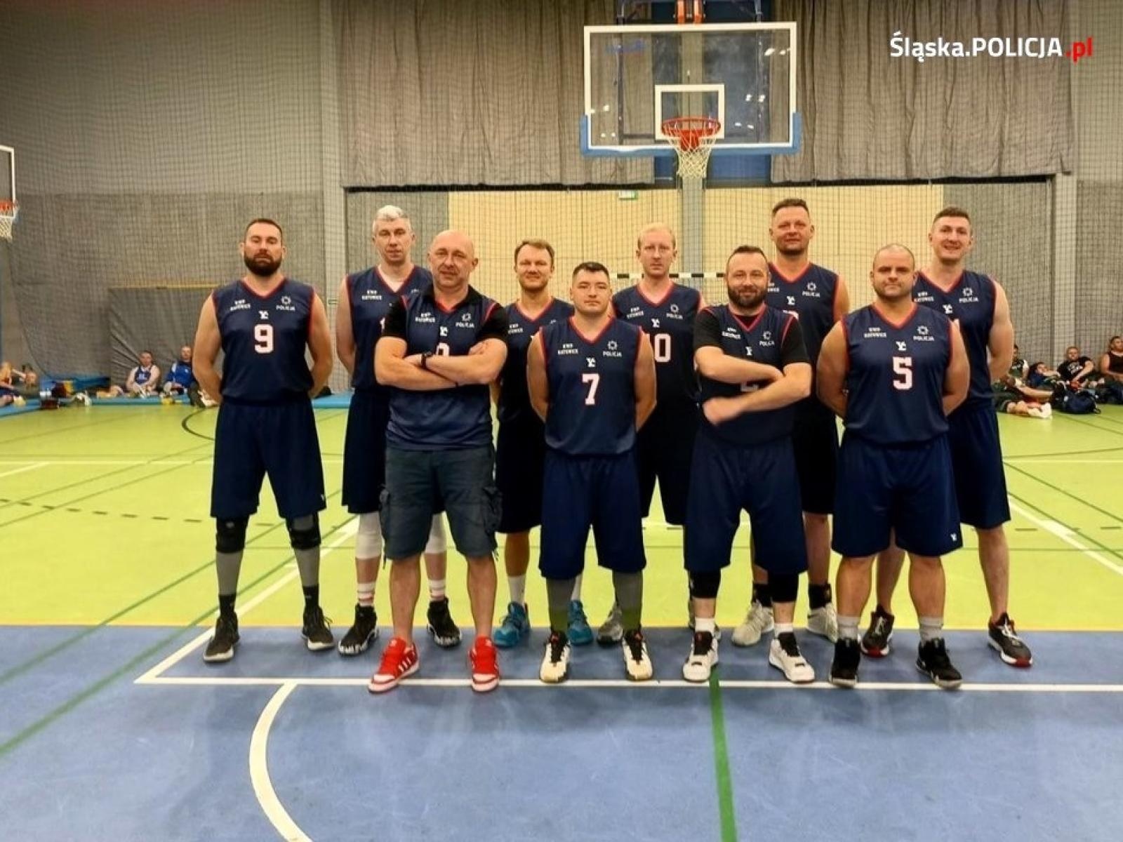 Zdjęcie w galerii na portalu naszwodzislaw.com: Wodzisławski policjant w zwycięskiej drużynie VI mistrzostw Polski policji w koszykówce wiadomości z regionu