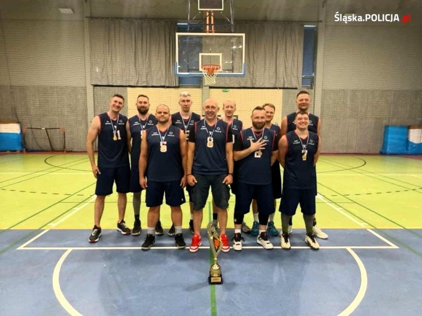 Zdjęcie w galerii na portalu naszwodzislaw.com: Wodzisławski policjant w zwycięskiej drużynie VI mistrzostw Polski policji w koszykówce wiadomości z regionu