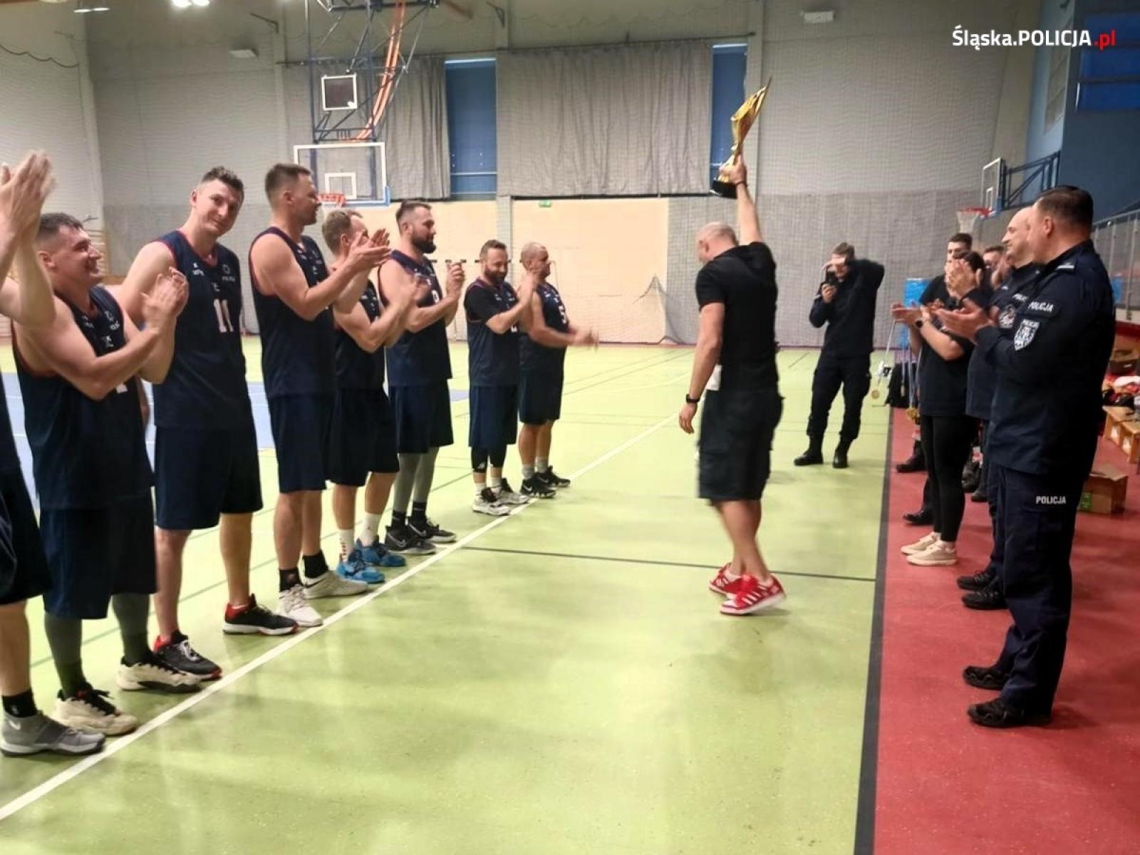 Zdjęcie w galerii na portalu naszwodzislaw.com: Wodzisławski policjant w zwycięskiej drużynie VI mistrzostw Polski policji w koszykówce wiadomości z regionu