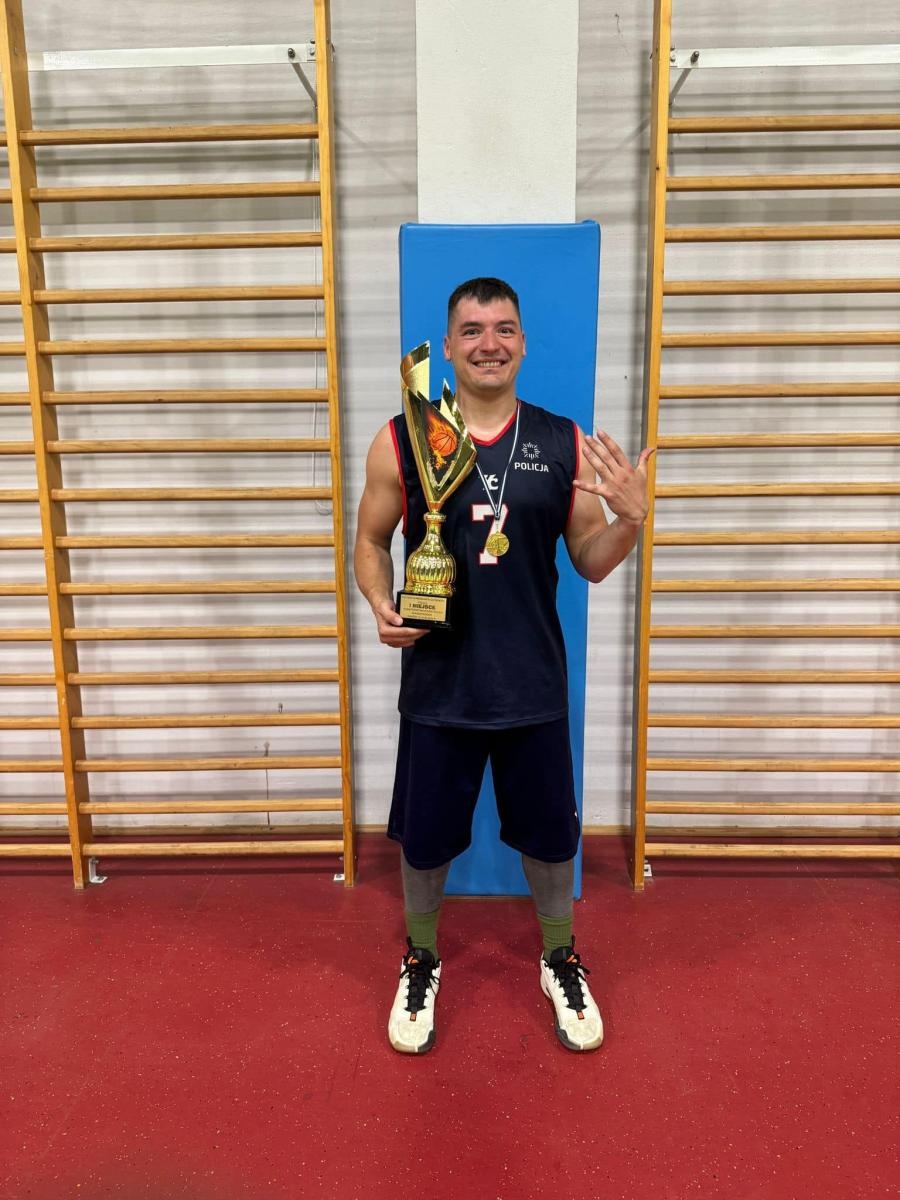 Zdjęcie w galerii na portalu naszwodzislaw.com: Wodzisławski policjant w zwycięskiej drużynie VI mistrzostw Polski policji w koszykówce wiadomości z regionu