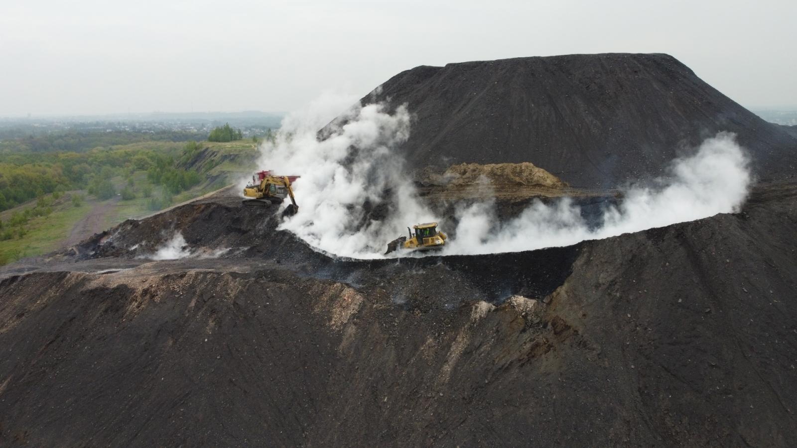 Zdjęcie w galerii na portalu naszwodzislaw.com: SRK: Gaszenie pszowskiej hałdy dobiegło końca wiadomości z regionu