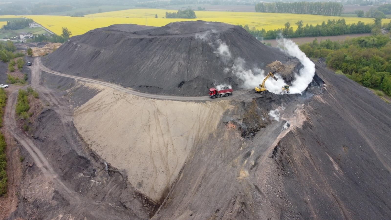 Zdjęcie w galerii na portalu naszwodzislaw.com: SRK: Gaszenie pszowskiej hałdy dobiegło końca wiadomości z regionu