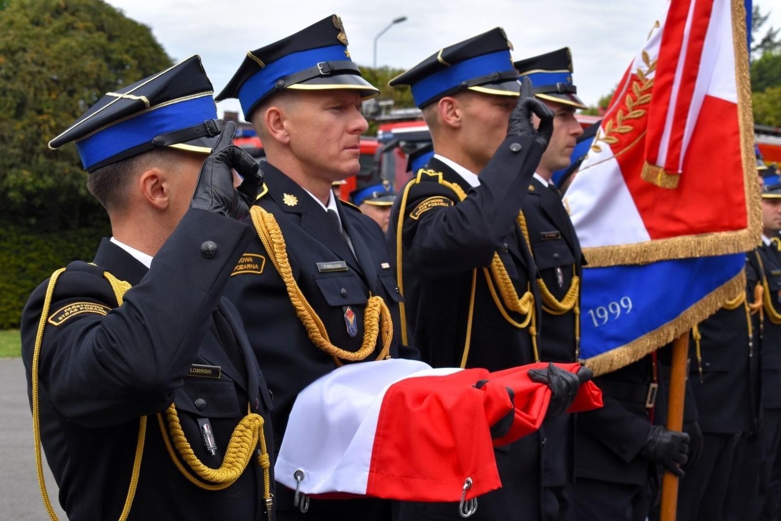 Zdjęcie w galerii na portalu naszwodzislaw.com: Awanse i odznaczenia. Powiatowe obchody Dnia Strażaka w Wodzisławiu Śląskim [FOTO] wiadomości z regionu