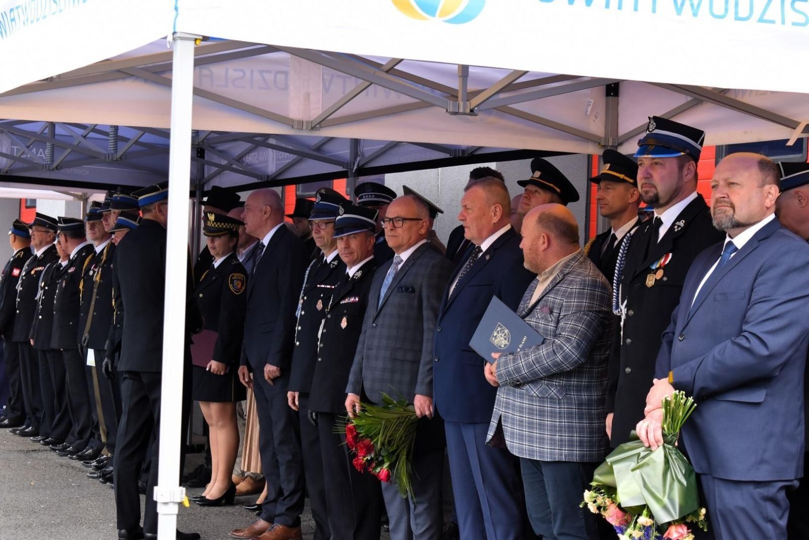 Zdjęcie w galerii na portalu naszwodzislaw.com: Awanse i odznaczenia. Powiatowe obchody Dnia Strażaka w Wodzisławiu Śląskim [FOTO] wiadomości z regionu