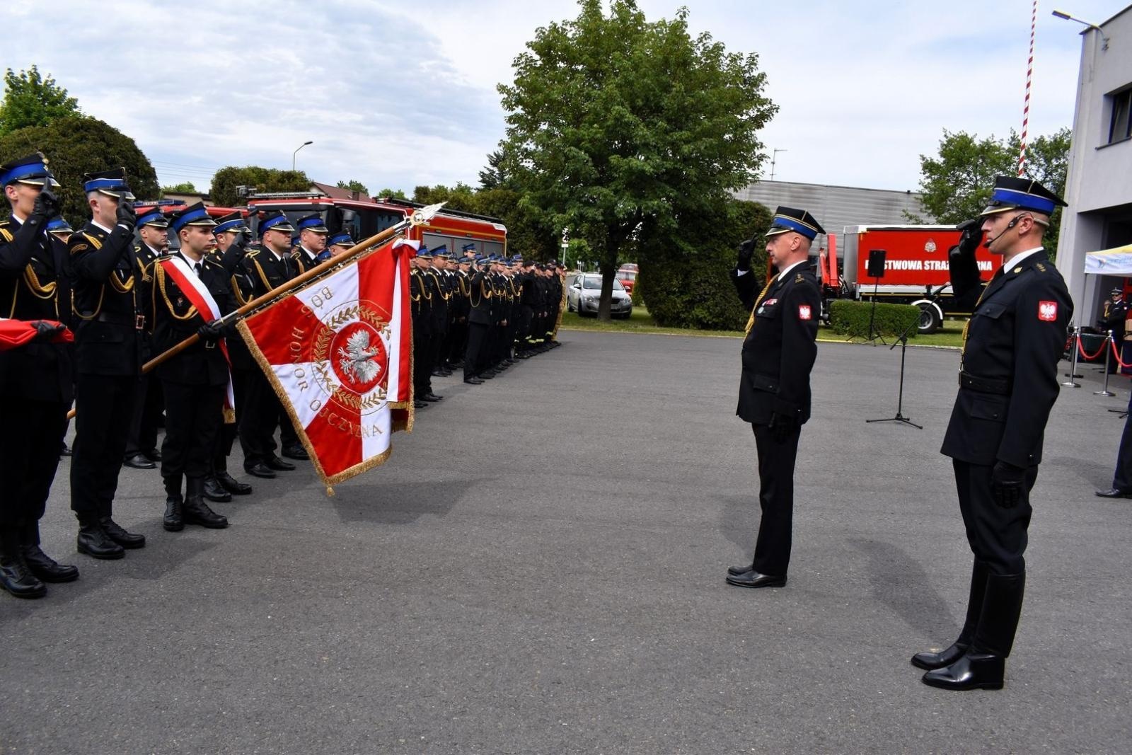Zdjęcie w galerii na portalu naszwodzislaw.com: Awanse i odznaczenia. Powiatowe obchody Dnia Strażaka w Wodzisławiu Śląskim [FOTO] wiadomości z regionu
