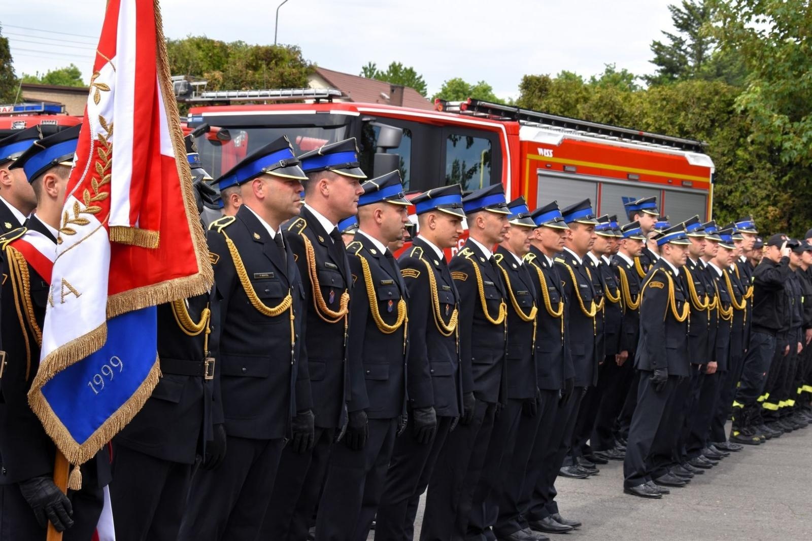 Zdjęcie w galerii na portalu naszwodzislaw.com: Awanse i odznaczenia. Powiatowe obchody Dnia Strażaka w Wodzisławiu Śląskim [FOTO] wiadomości z regionu