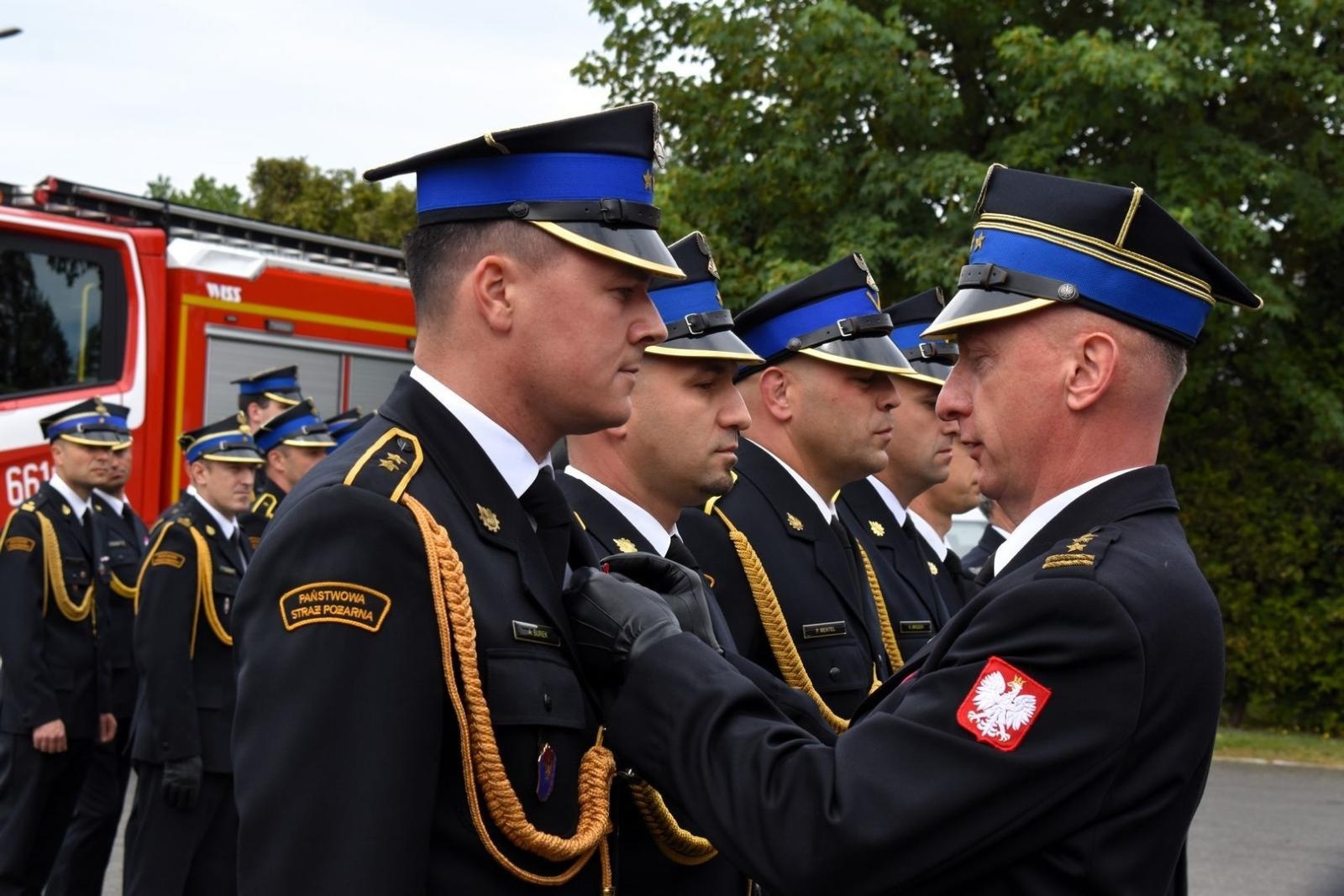 Zdjęcie w galerii na portalu naszwodzislaw.com: Awanse i odznaczenia. Powiatowe obchody Dnia Strażaka w Wodzisławiu Śląskim [FOTO] wiadomości z regionu