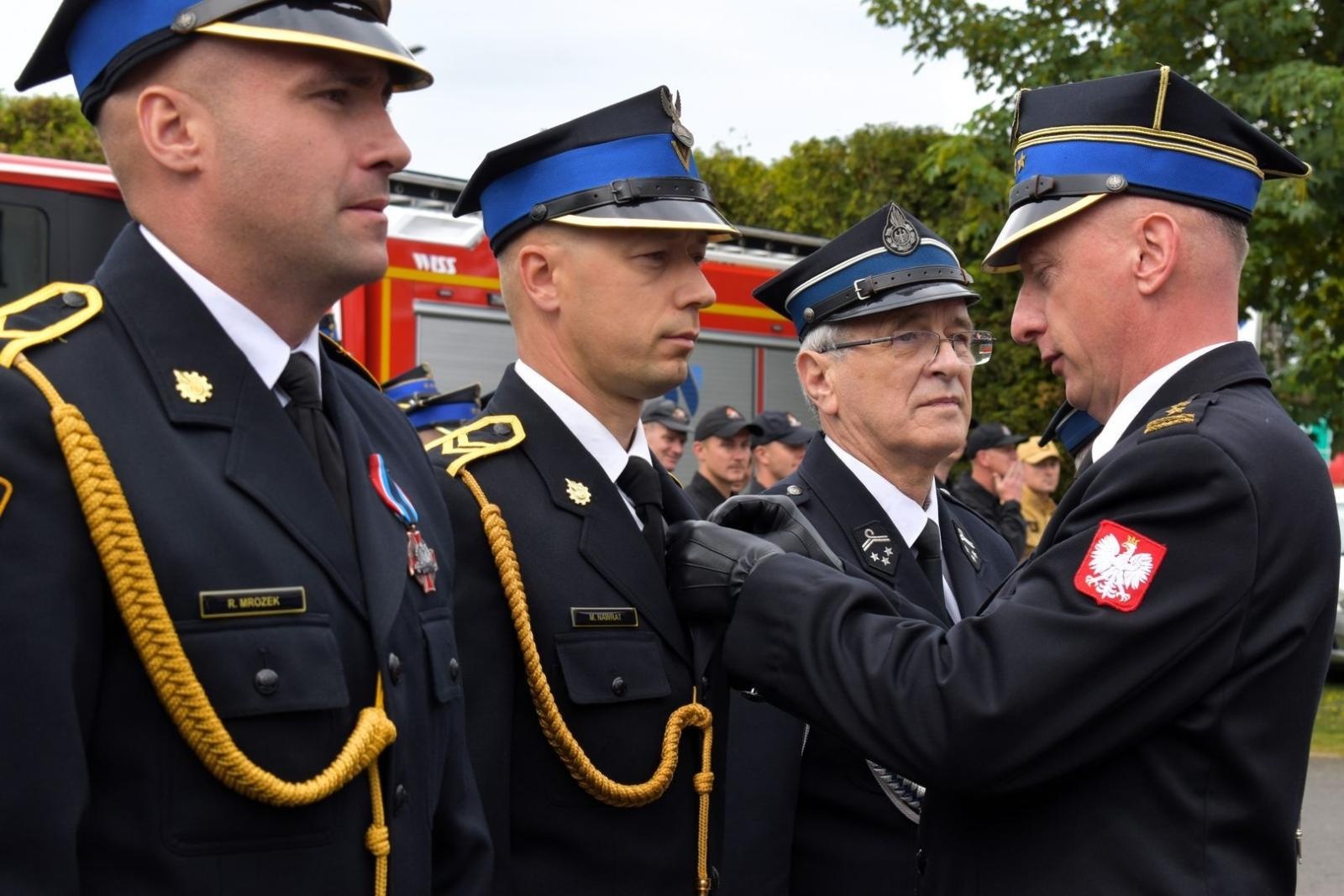 Zdjęcie w galerii na portalu naszwodzislaw.com: Awanse i odznaczenia. Powiatowe obchody Dnia Strażaka w Wodzisławiu Śląskim [FOTO] wiadomości z regionu