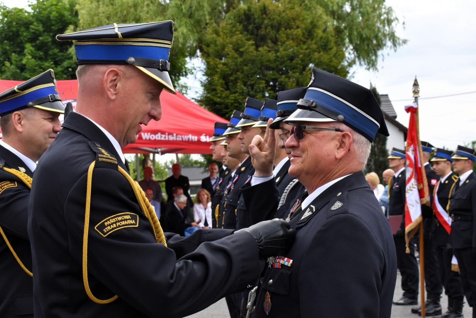 Zdjęcie w galerii na portalu naszwodzislaw.com: Awanse i odznaczenia. Powiatowe obchody Dnia Strażaka w Wodzisławiu Śląskim [FOTO] wiadomości z regionu