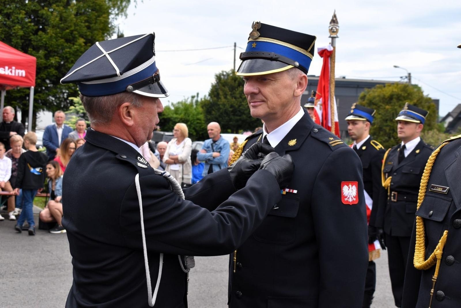 Zdjęcie w galerii na portalu naszwodzislaw.com: Awanse i odznaczenia. Powiatowe obchody Dnia Strażaka w Wodzisławiu Śląskim [FOTO] wiadomości z regionu