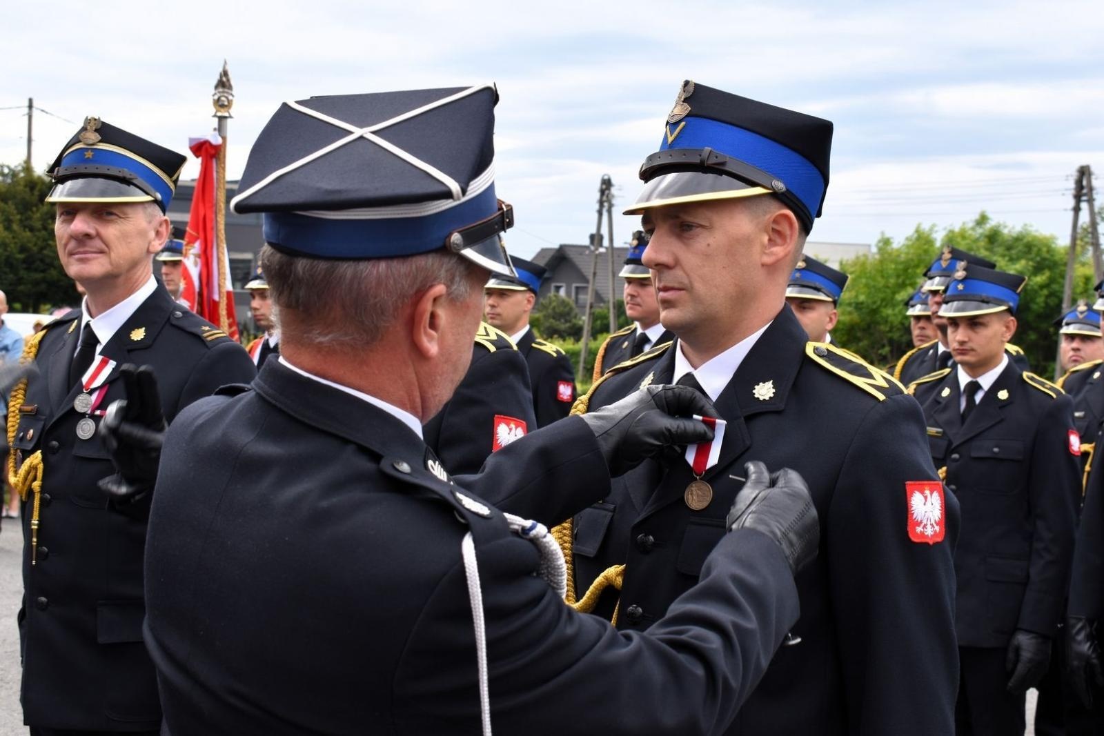 Zdjęcie w galerii na portalu naszwodzislaw.com: Awanse i odznaczenia. Powiatowe obchody Dnia Strażaka w Wodzisławiu Śląskim [FOTO] wiadomości z regionu