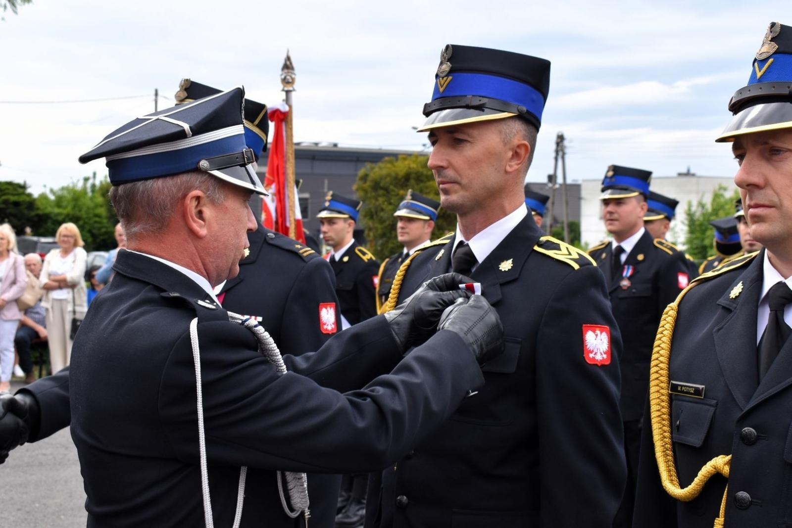 Zdjęcie w galerii na portalu naszwodzislaw.com: Awanse i odznaczenia. Powiatowe obchody Dnia Strażaka w Wodzisławiu Śląskim [FOTO] wiadomości z regionu