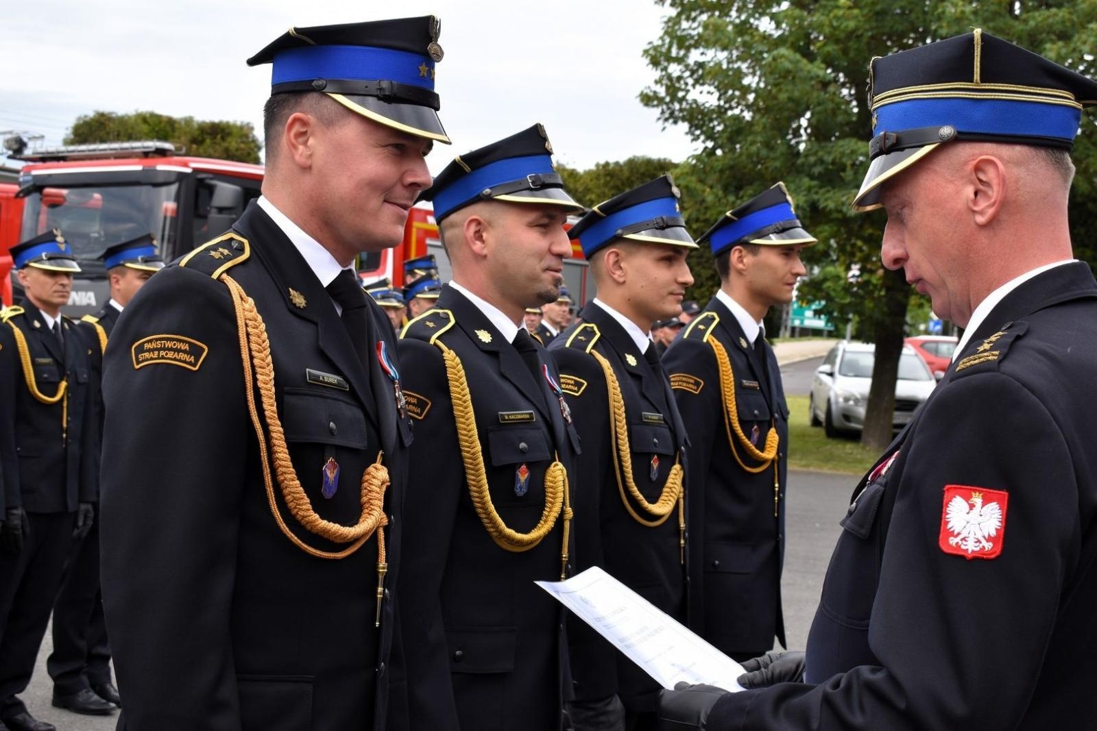 Zdjęcie w galerii na portalu naszwodzislaw.com: Awanse i odznaczenia. Powiatowe obchody Dnia Strażaka w Wodzisławiu Śląskim [FOTO] wiadomości z regionu
