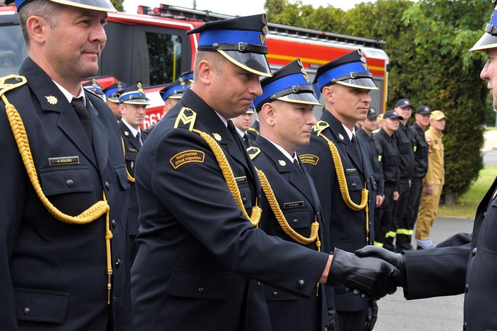 Zdjęcie w galerii na portalu naszwodzislaw.com: Awanse i odznaczenia. Powiatowe obchody Dnia Strażaka w Wodzisławiu Śląskim [FOTO] wiadomości z regionu