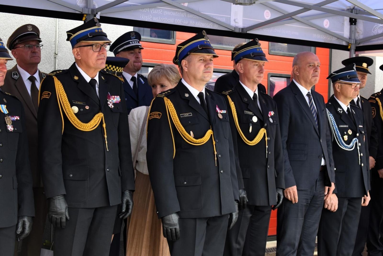 Zdjęcie w galerii na portalu naszwodzislaw.com: Awanse i odznaczenia. Powiatowe obchody Dnia Strażaka w Wodzisławiu Śląskim [FOTO] wiadomości z regionu
